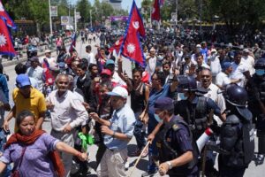 काठमाडौँ शान्तिबाटिकामा बाट सडकमा उत्रिए  राजावादी, तस्बिरहरू संगै