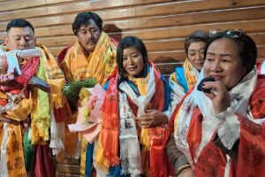 गुरुङ चलचित्र ‘तेनो कुर्सी’ ढोगभेटको पोखरामा विशेष प्रदर्शन, दर्शकको अपार माया—अब देश–विदेशमा पनि प्रदर्शनको तयारी